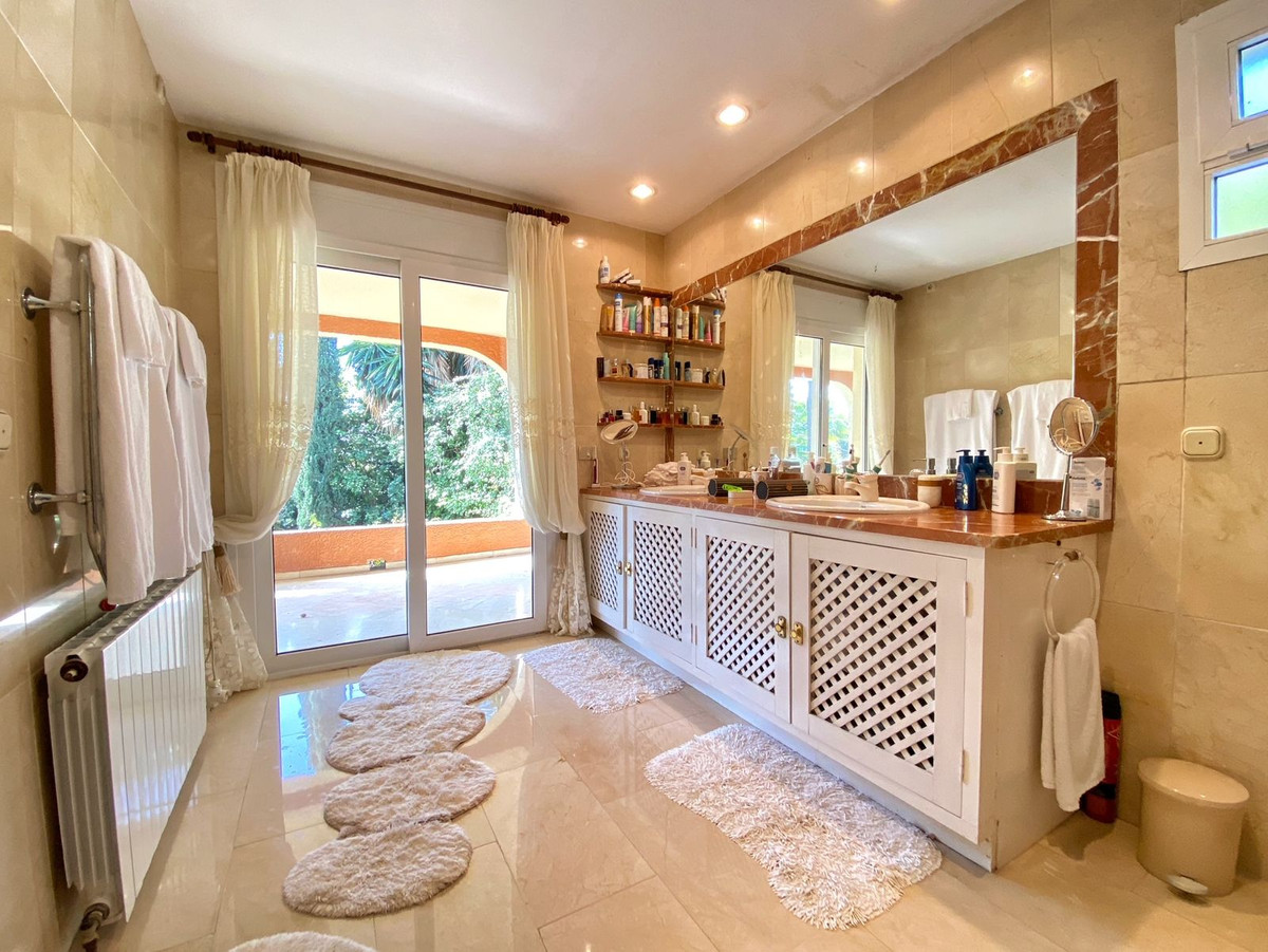 6 Bed Townhouse for sale in Nagüeles Costa Del Sol, Málaga, Spain