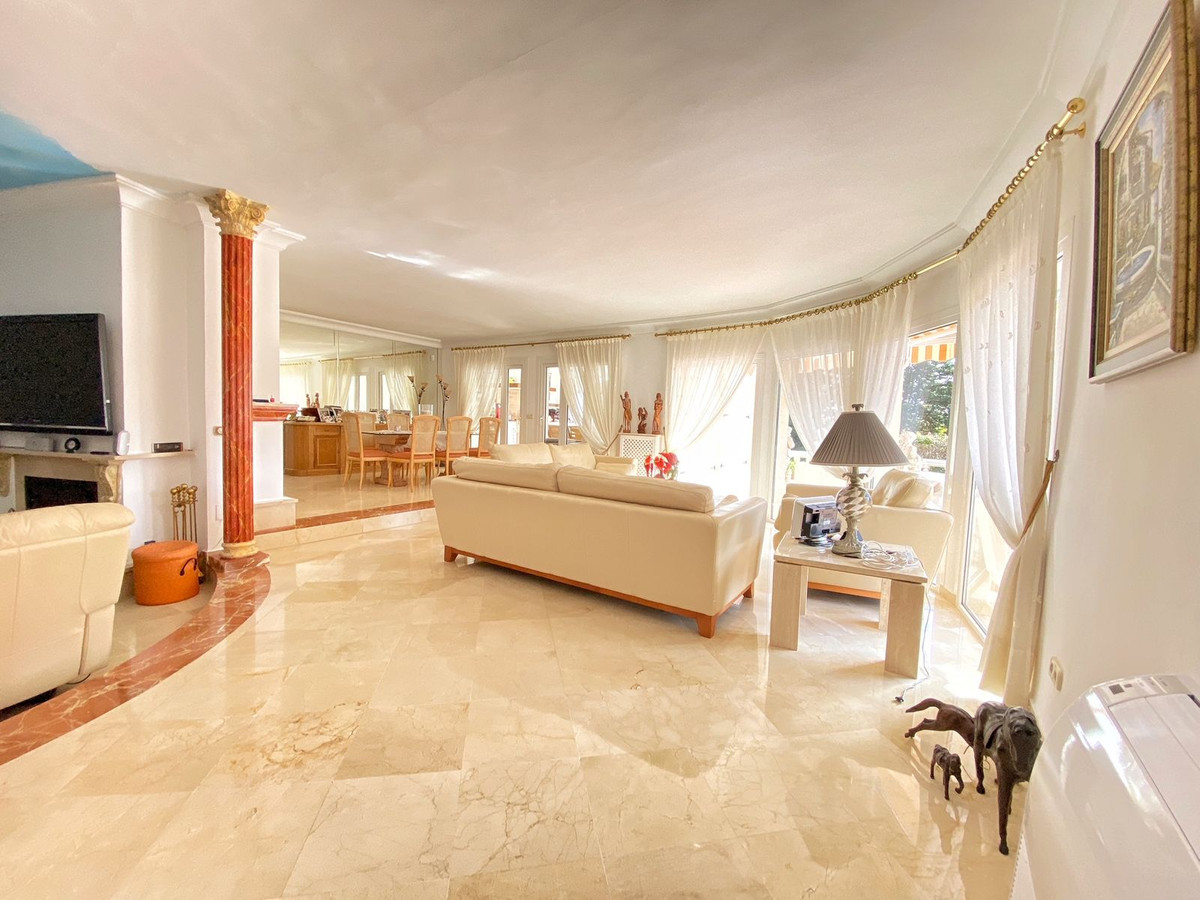 6 Bed Townhouse for sale in Nagüeles Costa Del Sol, Málaga, Spain