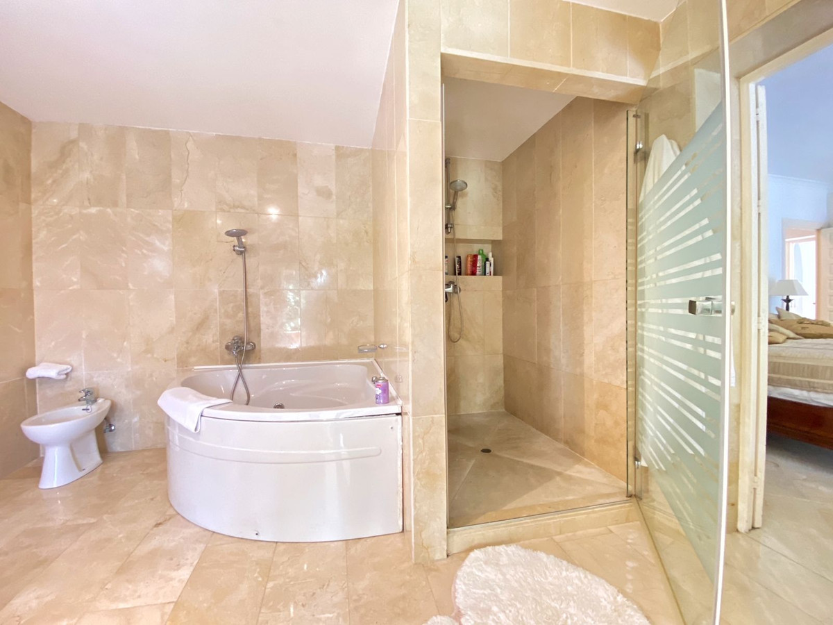 6 Bed Townhouse for sale in Nagüeles Costa Del Sol, Málaga, Spain