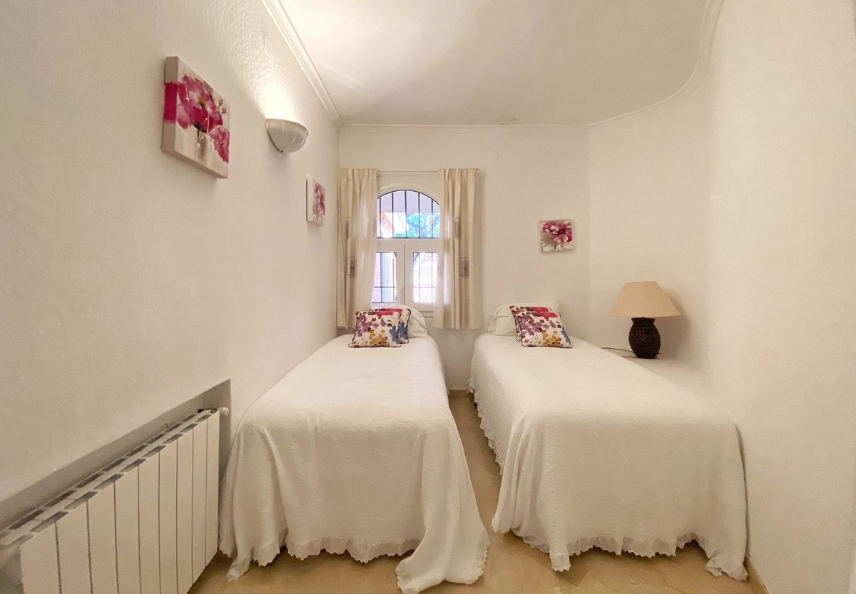 6 Bed Townhouse for sale in Nagüeles Costa Del Sol, Málaga, Spain