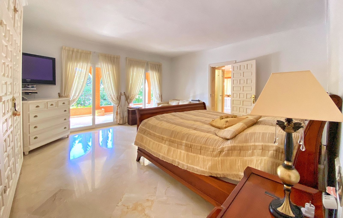 6 Bed Townhouse for sale in Nagüeles Costa Del Sol, Málaga, Spain