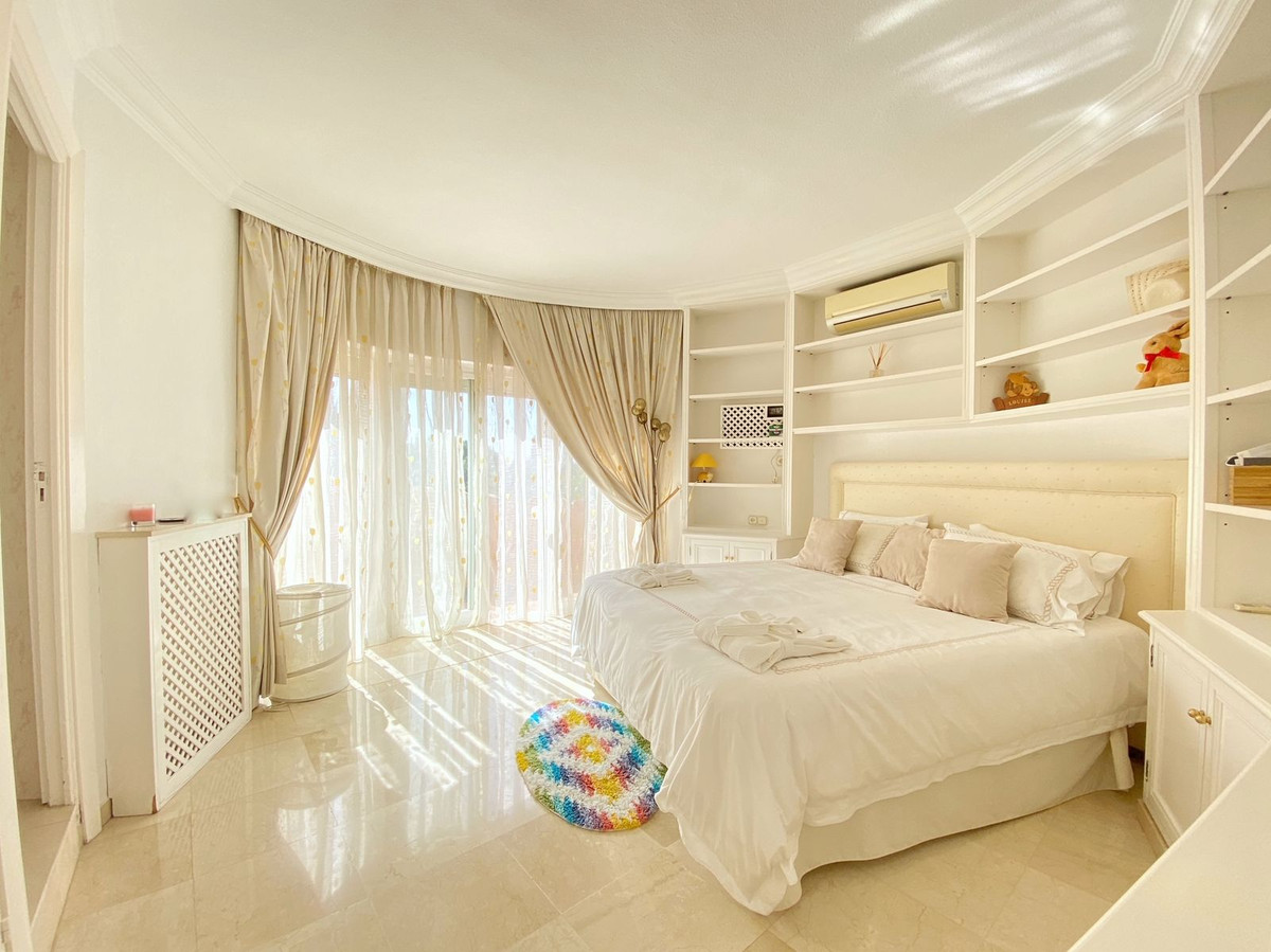 6 Bed Townhouse for sale in Nagüeles Costa Del Sol, Málaga, Spain
