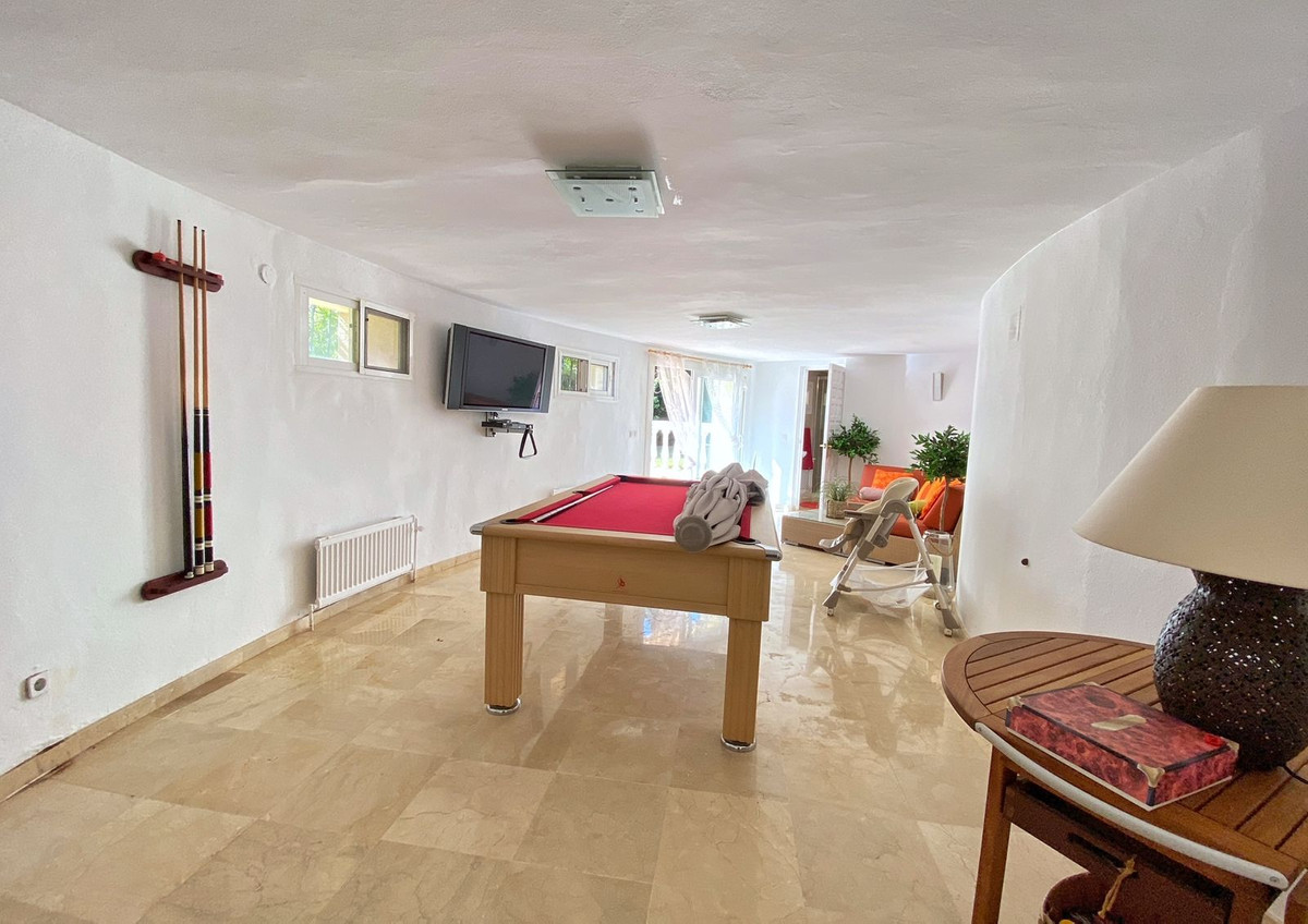 6 Bed Townhouse for sale in Nagüeles Costa Del Sol, Málaga, Spain