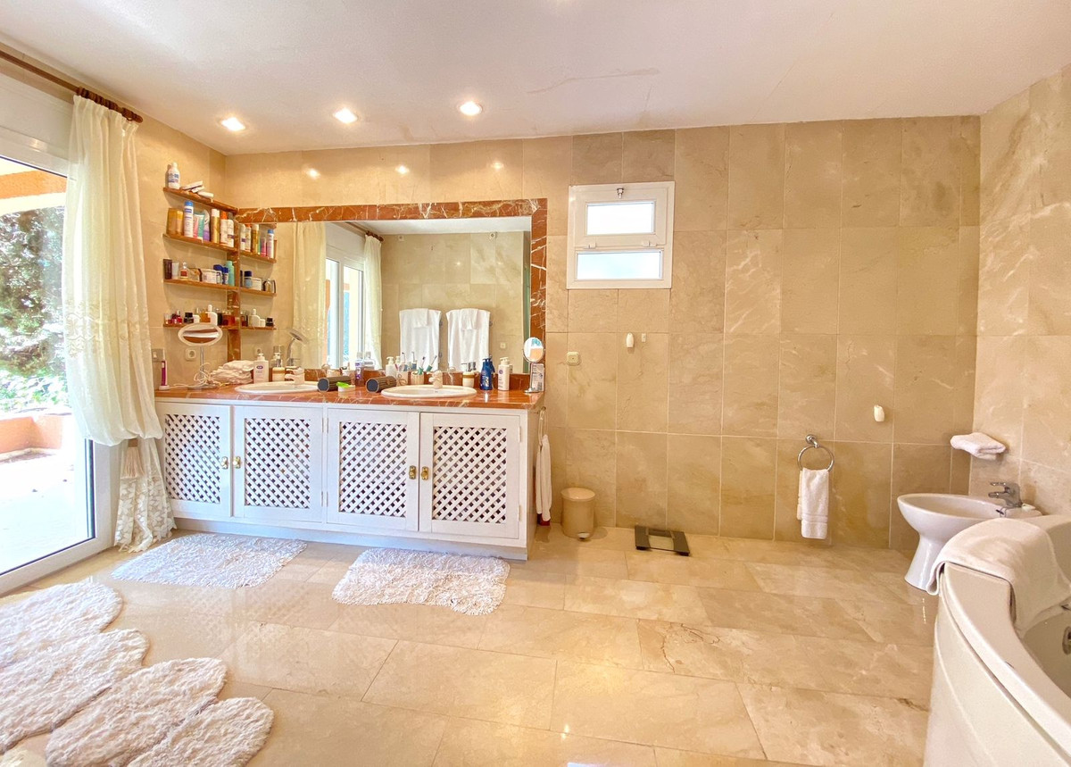 6 Bed Townhouse for sale in Nagüeles Costa Del Sol, Málaga, Spain