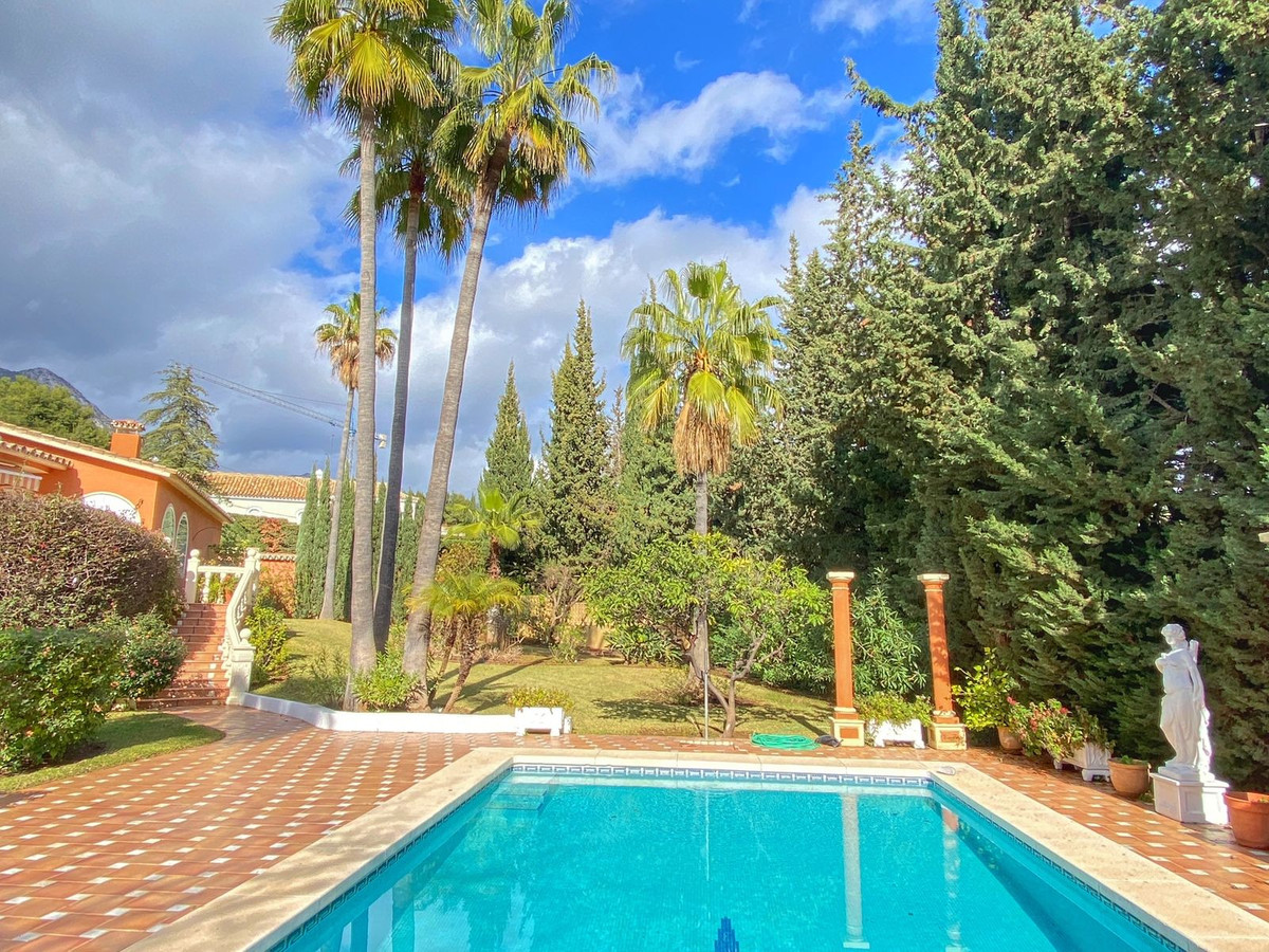 6 Bed Townhouse for sale in Nagüeles Costa Del Sol, Málaga, Spain