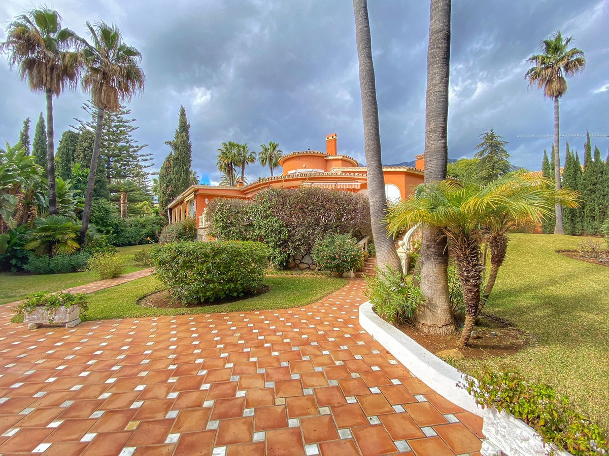 6 Bed Townhouse for sale in Nagüeles Costa Del Sol, Málaga, Spain