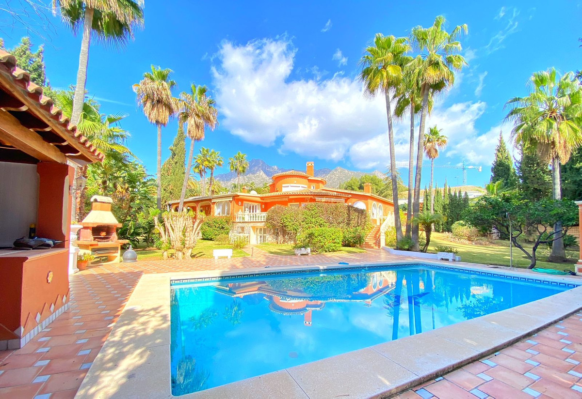 6 Bed Townhouse for sale in Nagüeles Costa Del Sol, Málaga, Spain