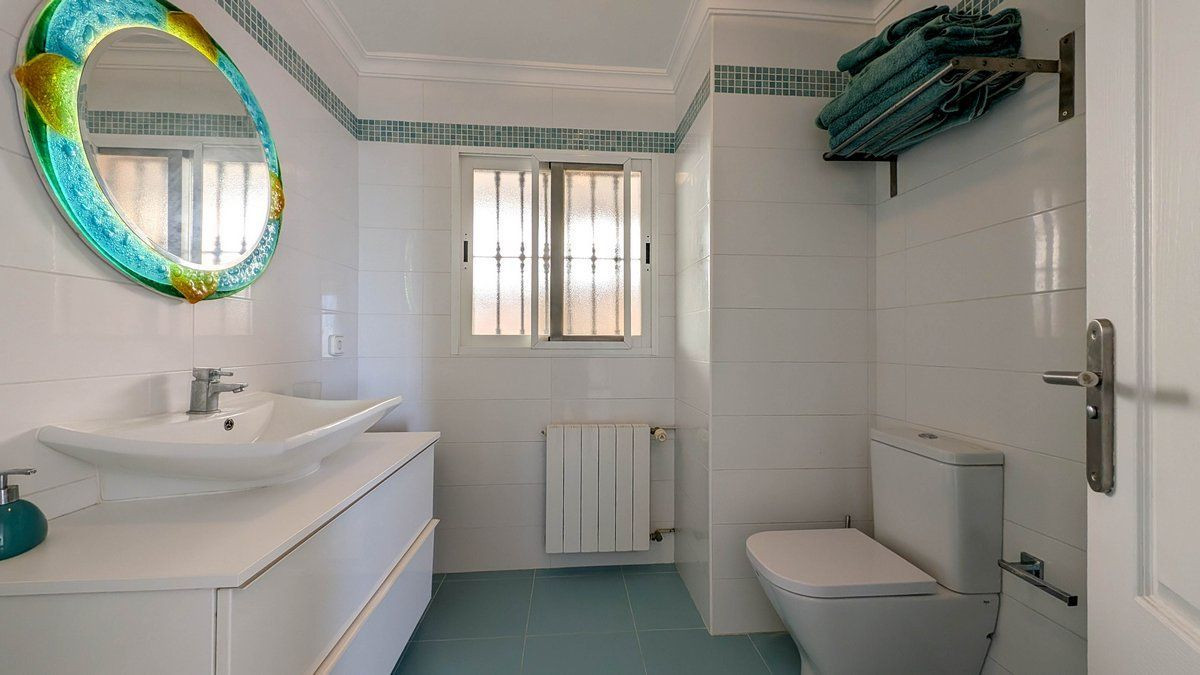 Se vende Villa - Chalet de 4 dormitorios en Costa Blanca, Alicante, España