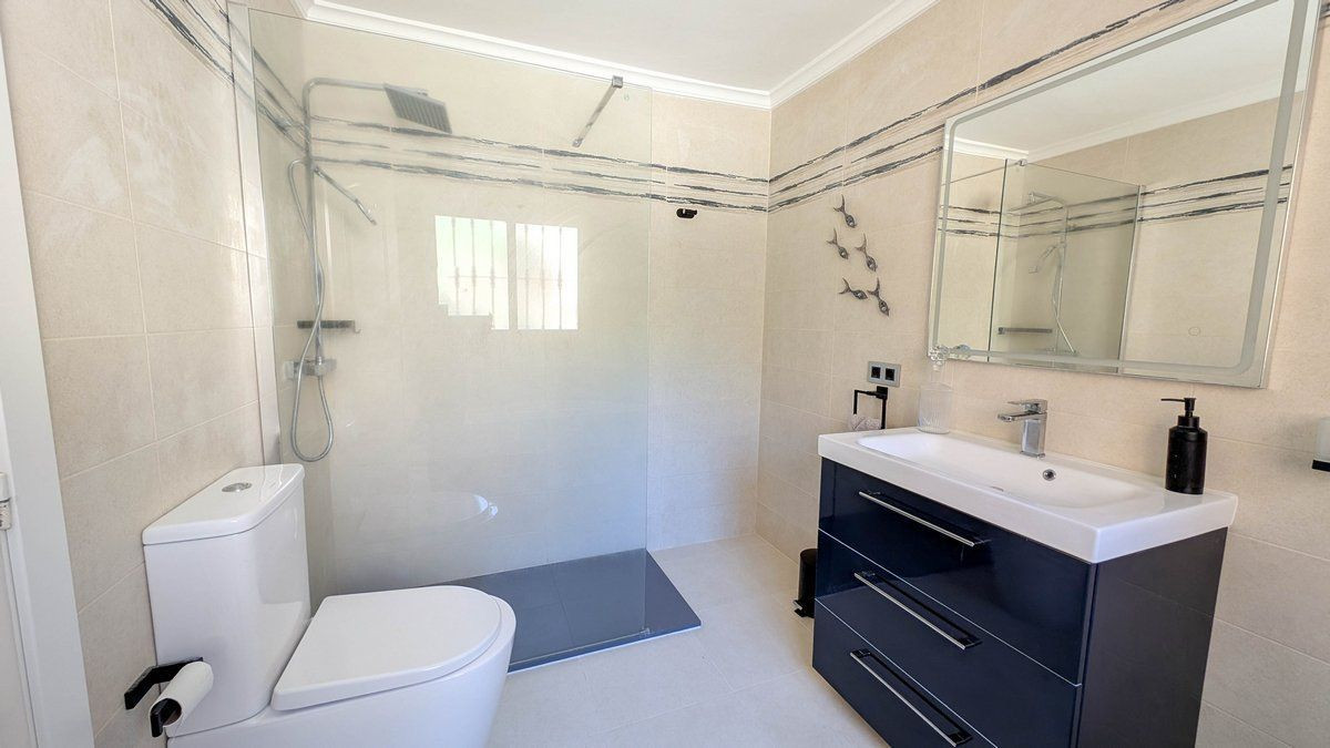Se vende Villa - Chalet de 4 dormitorios en Costa Blanca, Alicante, España