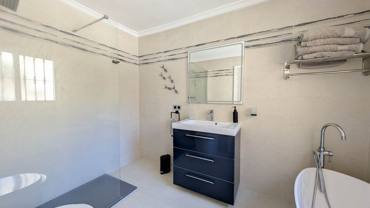 Se vende Villa - Chalet de 4 dormitorios en Costa Blanca, Alicante, España