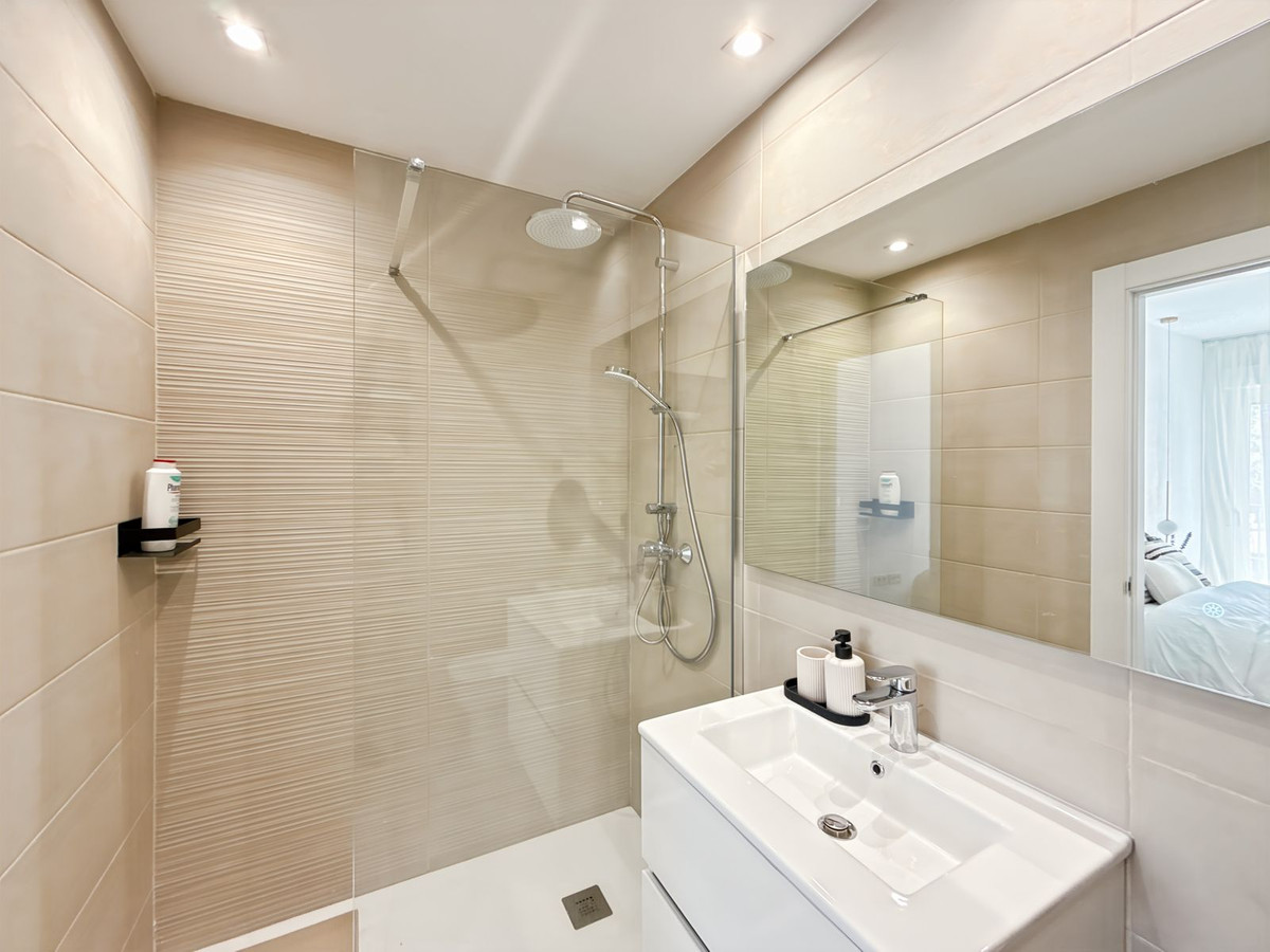 Se vende Apartamento Planta Media de 2 dormitorios en Málaga Ciudad, Málaga, España