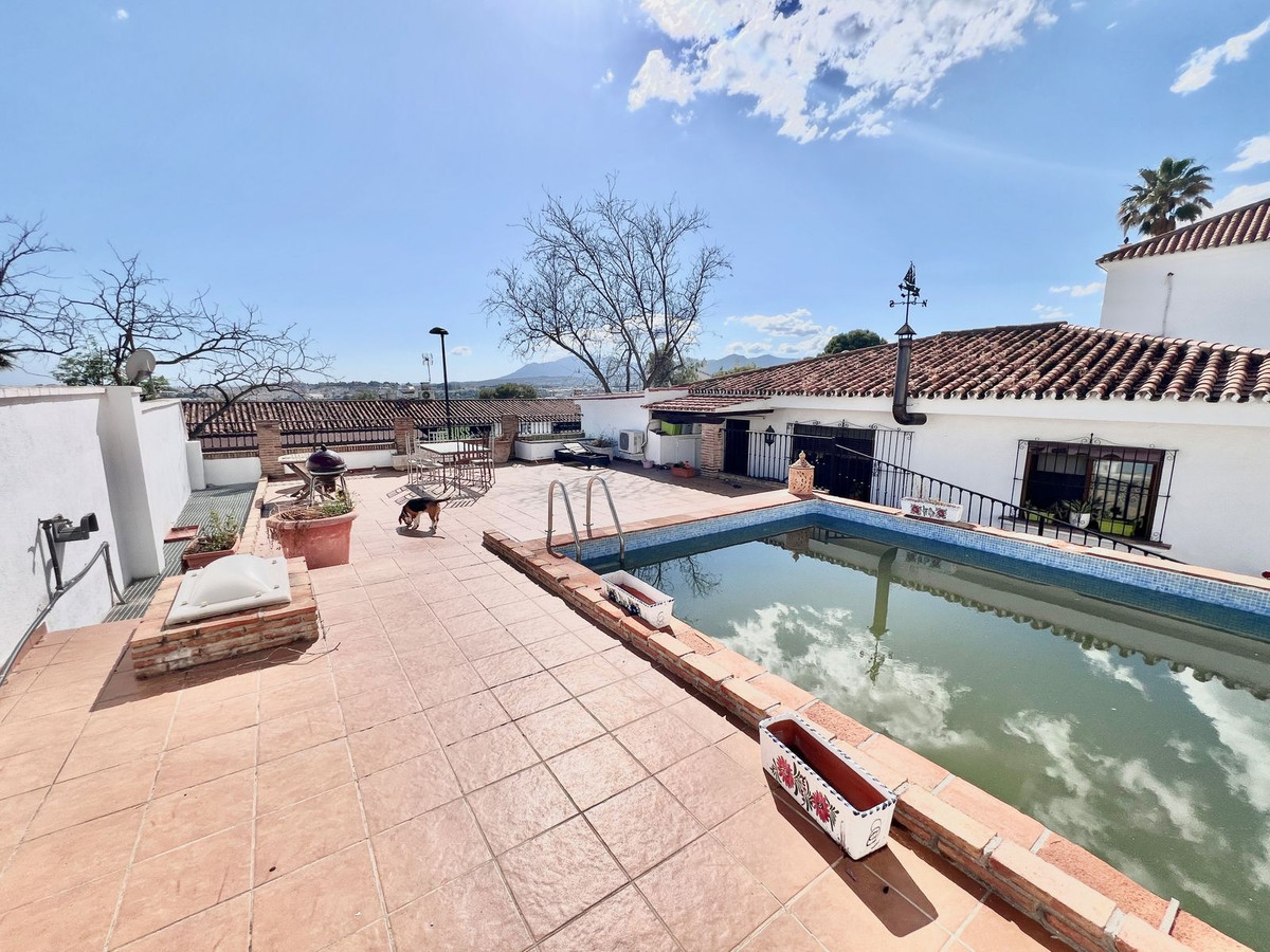 4 Bed Townhouse for sale in Nueva Andalucía Costa Del Sol, Málaga, Spain