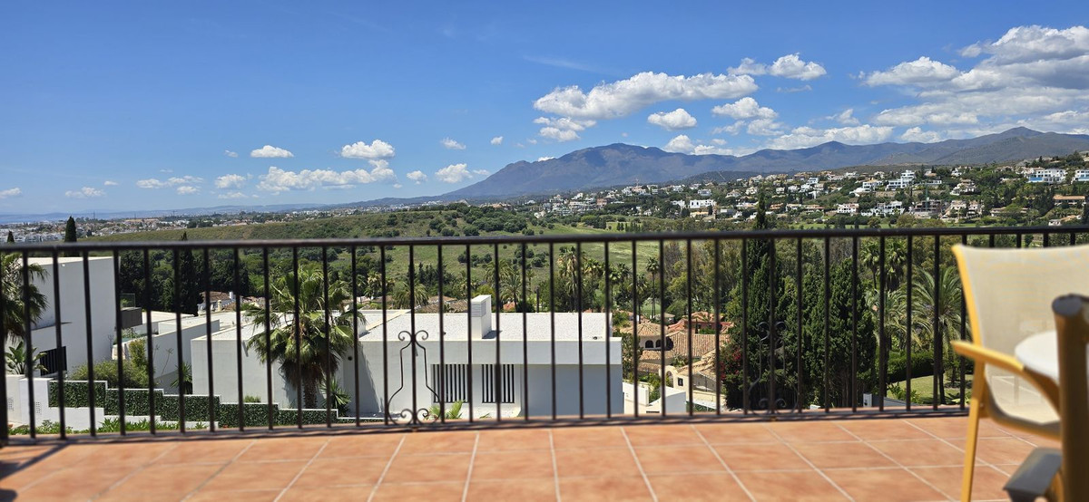 2 Bed Apartment for sale in El Paraiso Costa Del Sol, Málaga, Spain