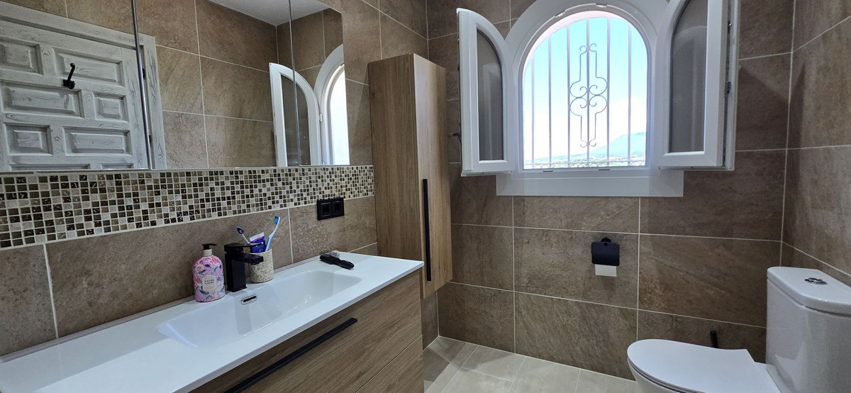 2 Bed Apartment for sale in El Paraiso Costa Del Sol, Málaga, Spain