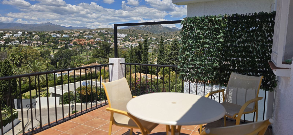 2 Bed Apartment for sale in El Paraiso Costa Del Sol, Málaga, Spain
