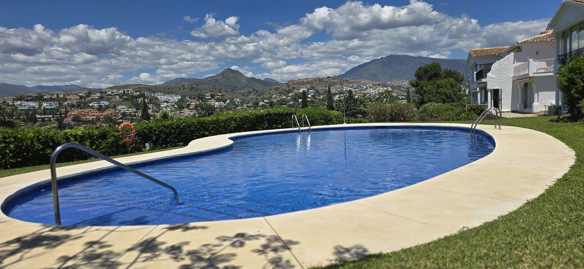 2 Bed Apartment for sale in El Paraiso Costa Del Sol, Málaga, Spain