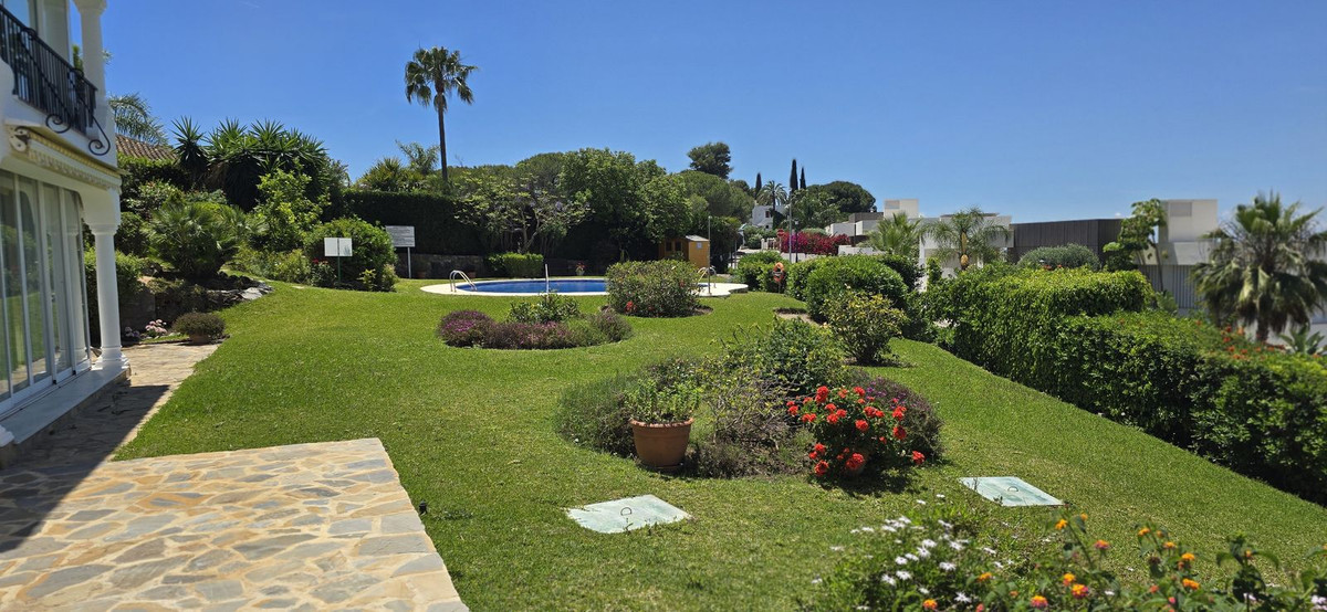 2 Bed Apartment for sale in El Paraiso Costa Del Sol, Málaga, Spain