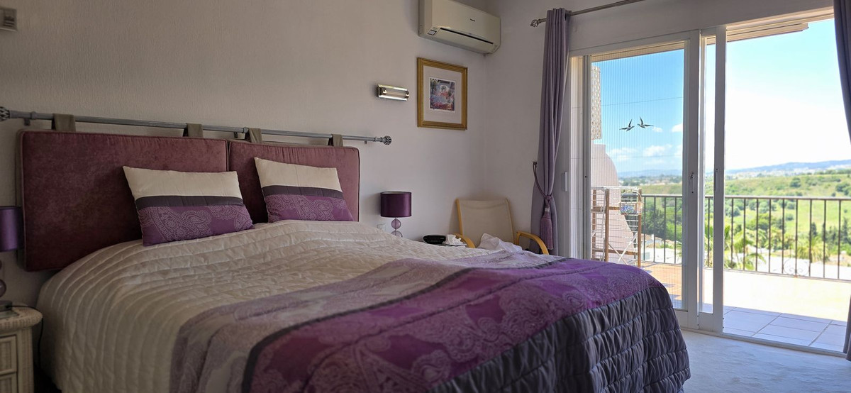 2 Bed Apartment for sale in El Paraiso Costa Del Sol, Málaga, Spain