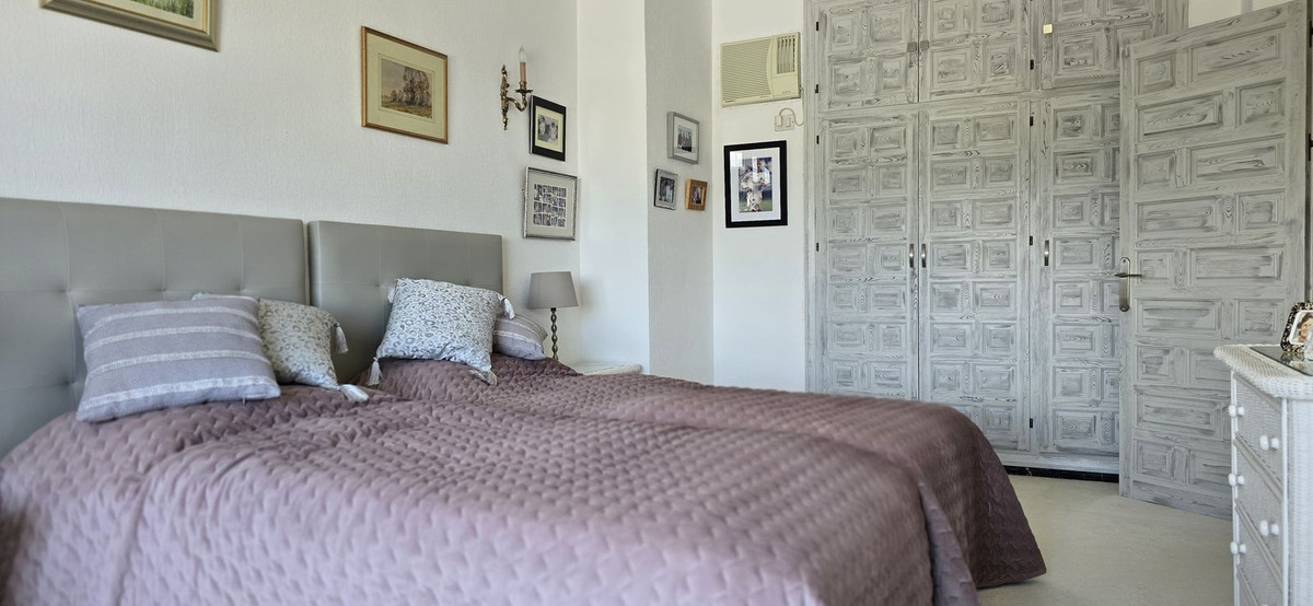 2 Bed Apartment for sale in El Paraiso Costa Del Sol, Málaga, Spain