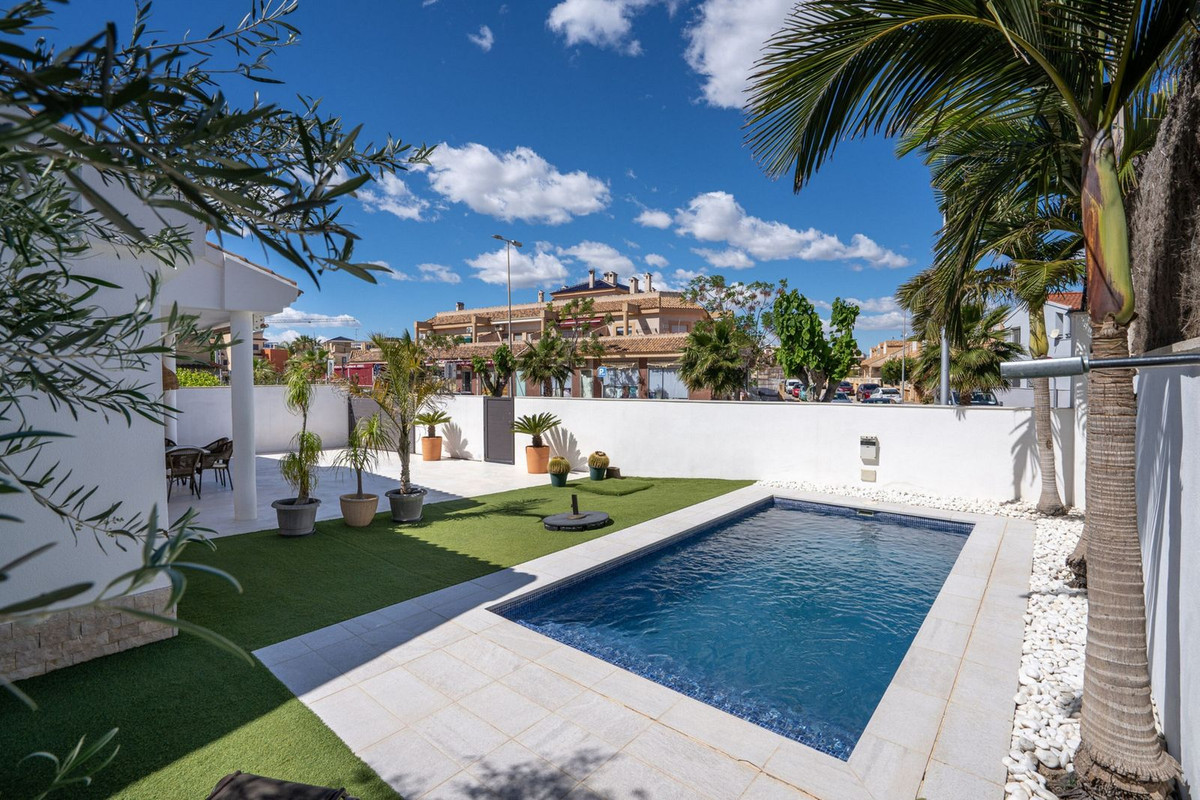 Se vende Villa - Chalet de 5 dormitorios en Costa Blanca, Alicante, España