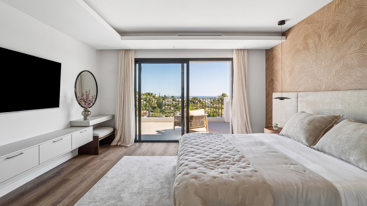 5 Bed Townhouse for sale in Nueva Andalucía Costa Del Sol, Málaga, Spain