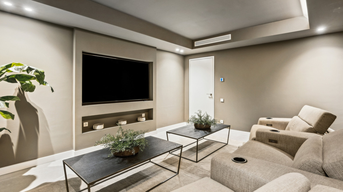 5 Bed Townhouse for sale in Nueva Andalucía Costa Del Sol, Málaga, Spain