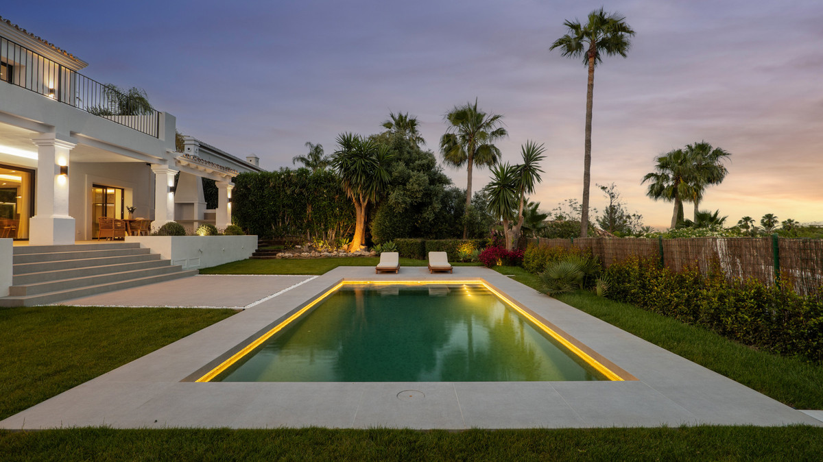 5 Bed Townhouse for sale in Nueva Andalucía Costa Del Sol, Málaga, Spain
