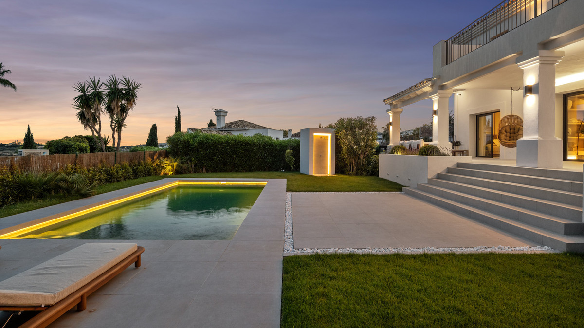 5 Bed Townhouse for sale in Nueva Andalucía Costa Del Sol, Málaga, Spain