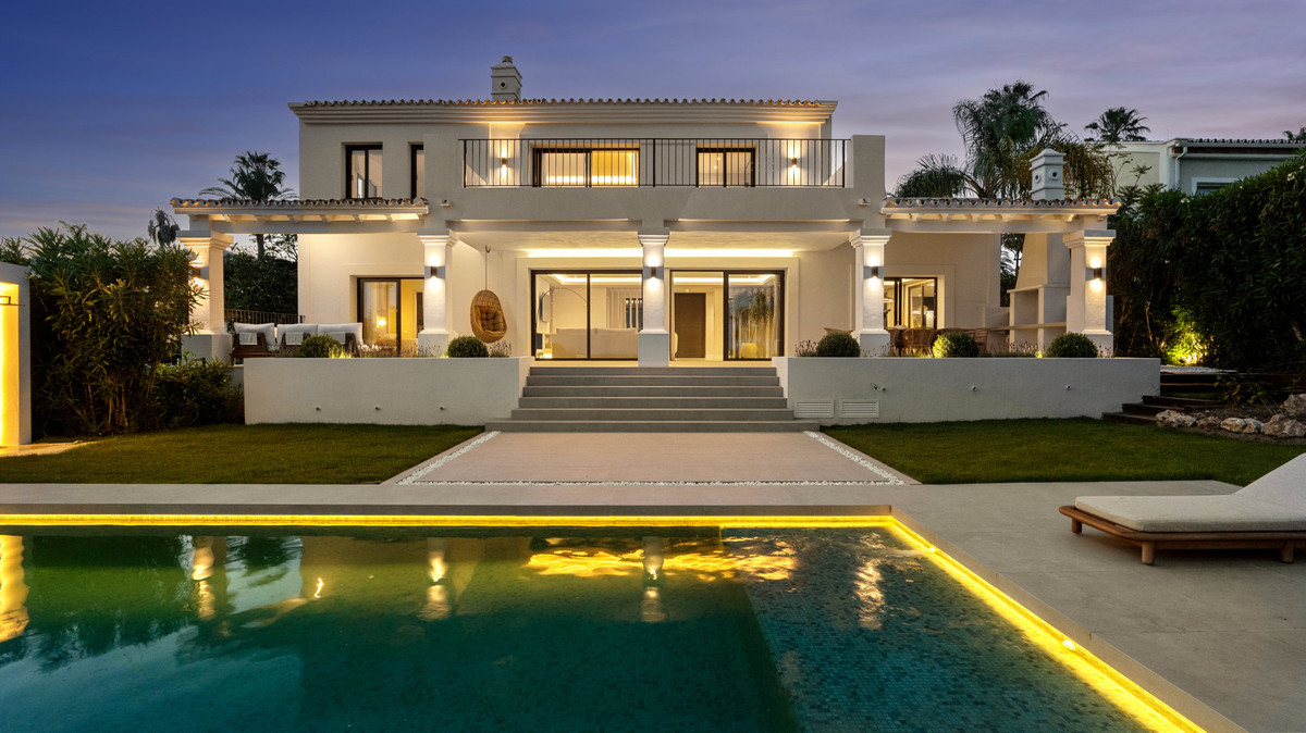 5 Bed Townhouse for sale in Nueva Andalucía Costa Del Sol, Málaga, Spain