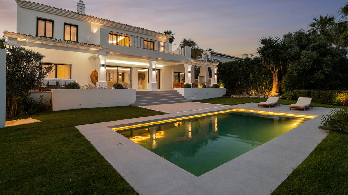 5 Bed Townhouse for sale in Nueva Andalucía Costa Del Sol, Málaga, Spain