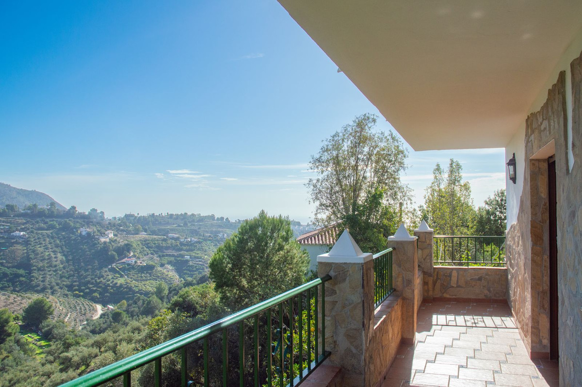 4 Bed Townhouse for sale in Frigiliana Costa Del Sol East, Málaga, Spain