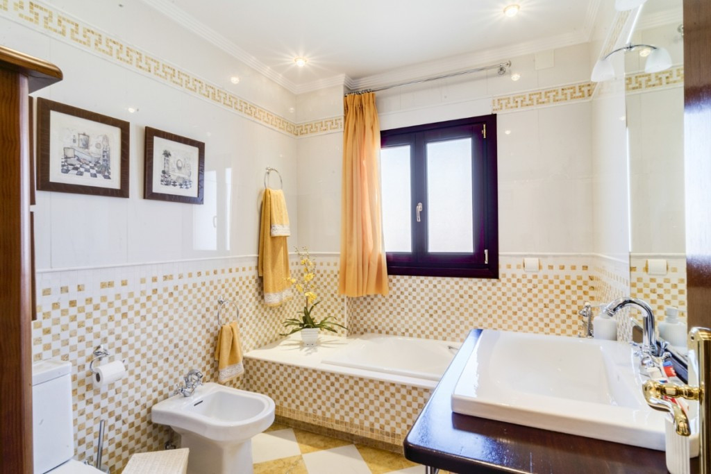 6 Bed Townhouse for sale in Alhaurín El Grande Costa Del Sol, Málaga, Spain