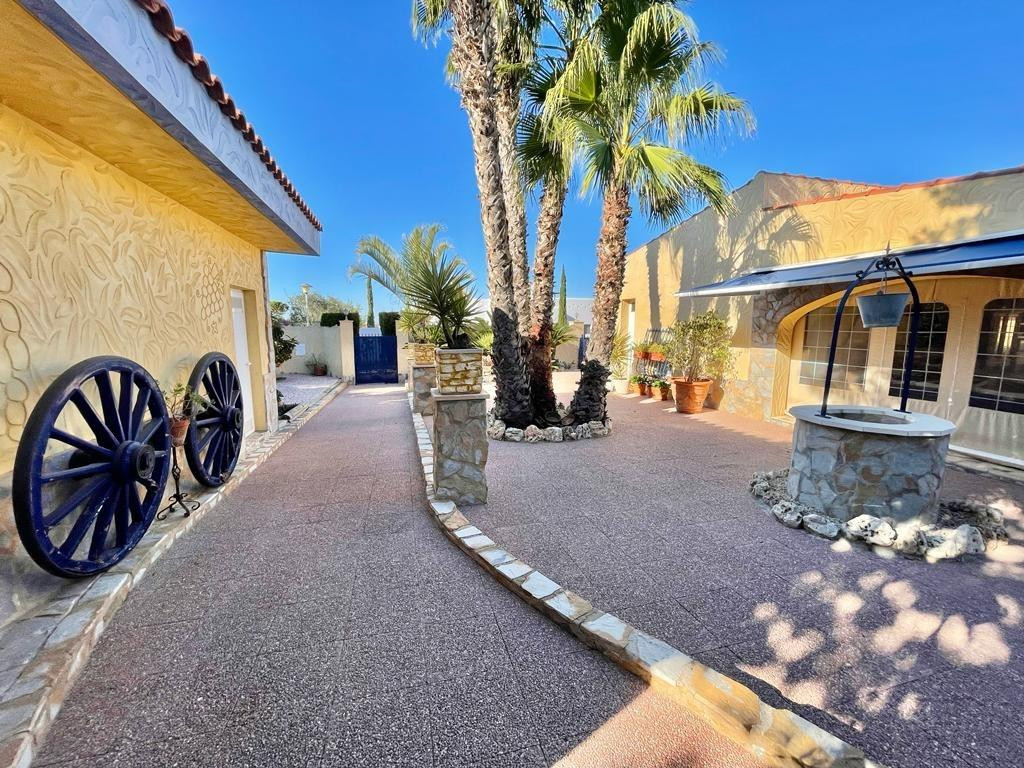 8 Bed Townhouse for sale in Gran Alacant Costa Blanca, Alicante, Spain