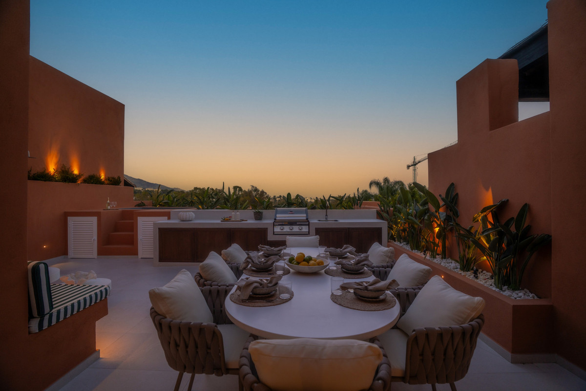 4 Bed Apartment for sale in Nueva Andalucía Costa Del Sol, Málaga, Spain