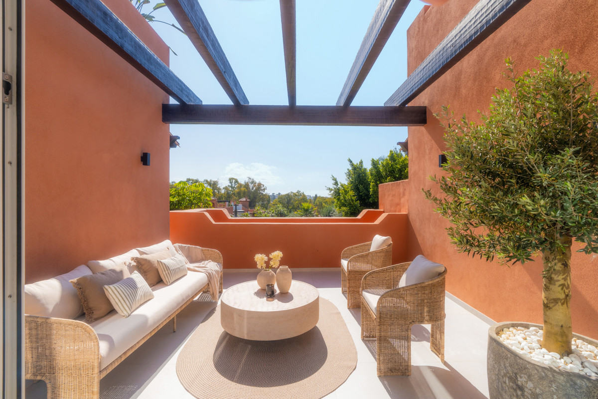 4 Bed Apartment for sale in Nueva Andalucía Costa Del Sol, Málaga, Spain
