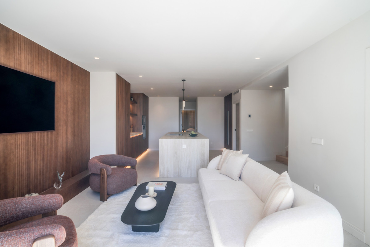 4 Bed Apartment for sale in Nueva Andalucía Costa Del Sol, Málaga, Spain