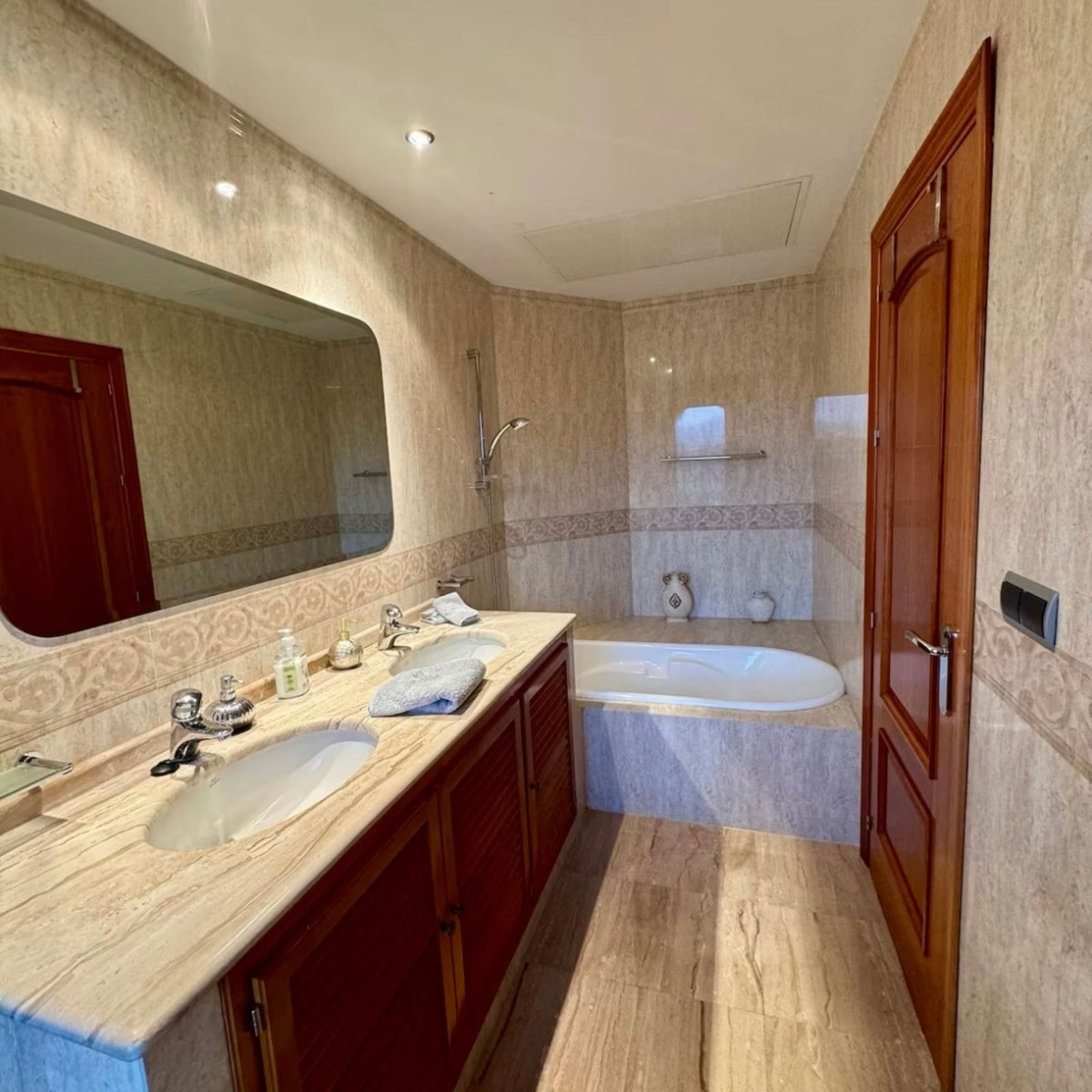 5 Bed Townhouse for sale in Benahavís Costa Del Sol, Málaga, Spain