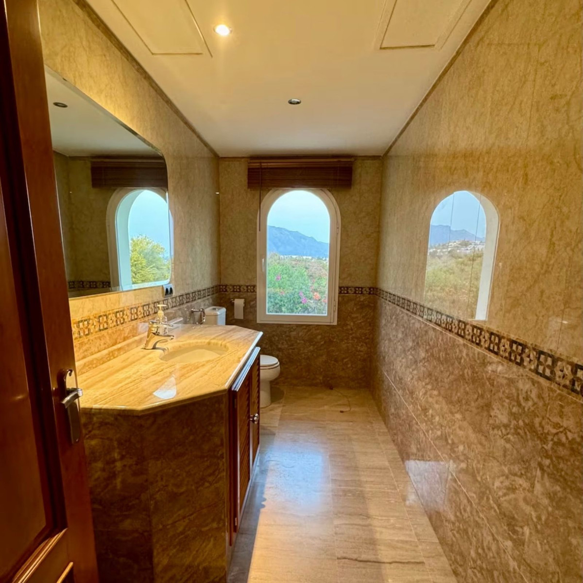 5 Bed Townhouse for sale in Benahavís Costa Del Sol, Málaga, Spain
