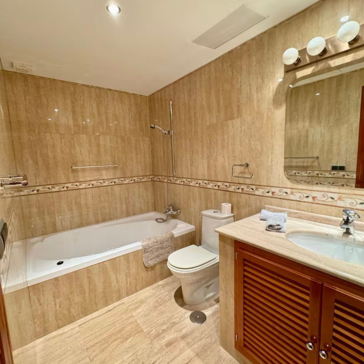 5 Bed Townhouse for sale in Benahavís Costa Del Sol, Málaga, Spain