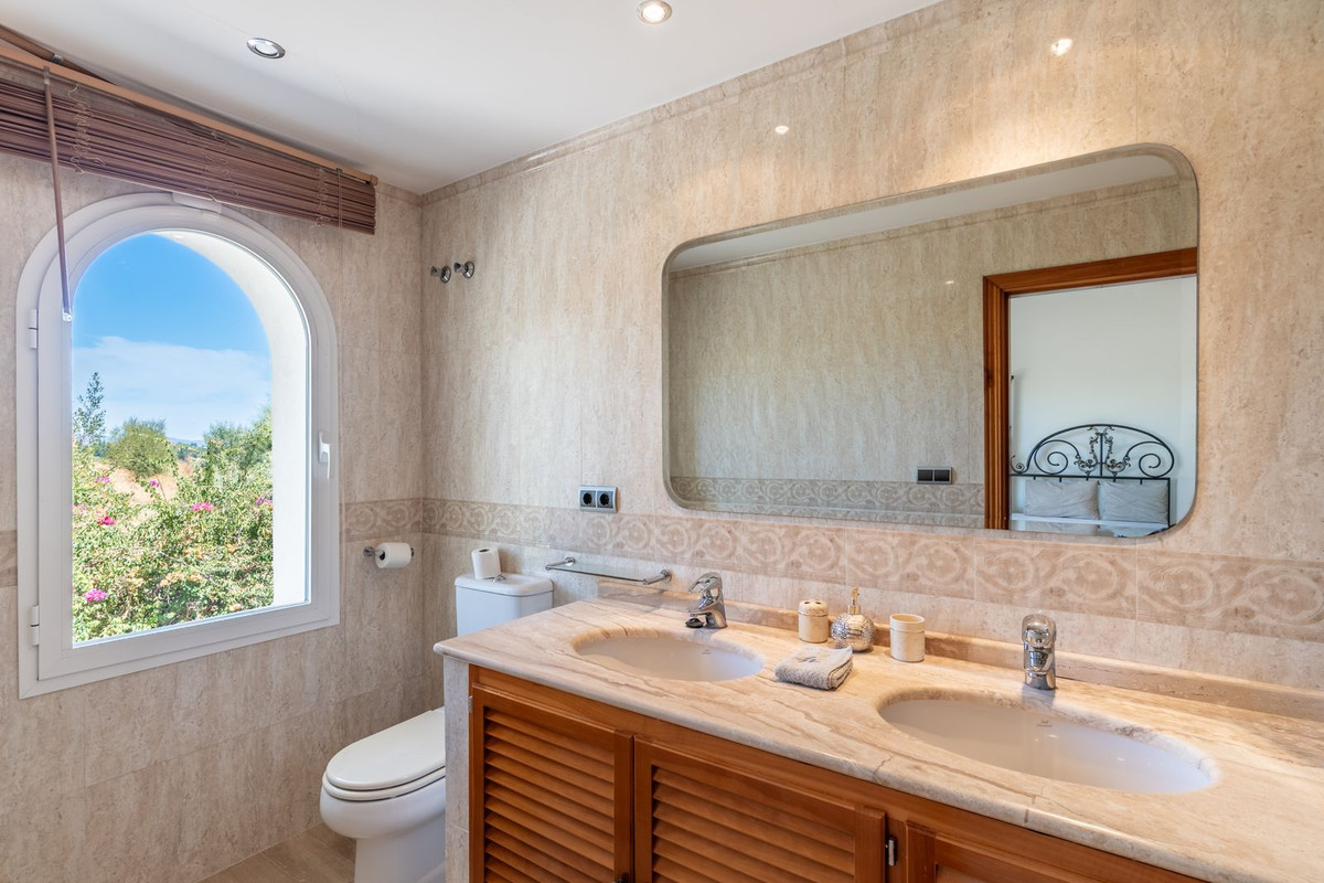 5 Bed Townhouse for sale in Benahavís Costa Del Sol, Málaga, Spain