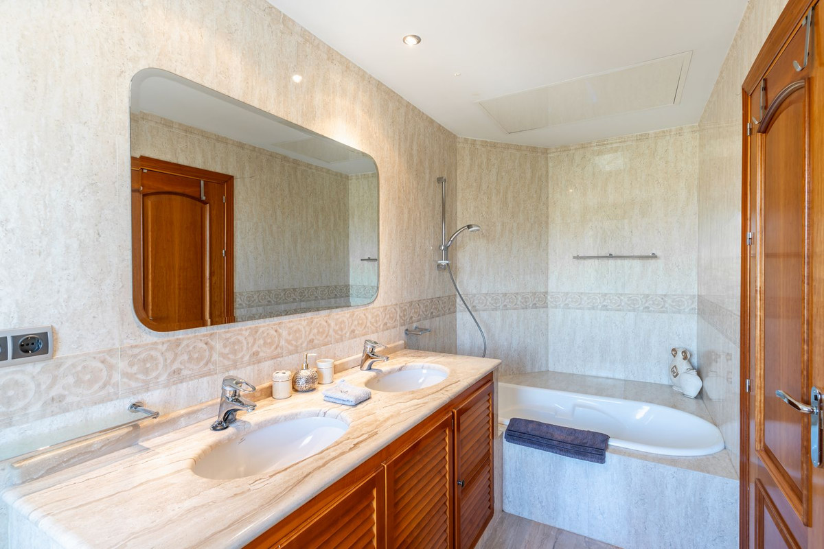 5 Bed Townhouse for sale in Benahavís Costa Del Sol, Málaga, Spain