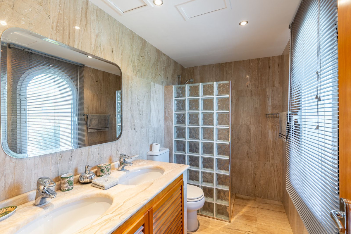 5 Bed Townhouse for sale in Benahavís Costa Del Sol, Málaga, Spain