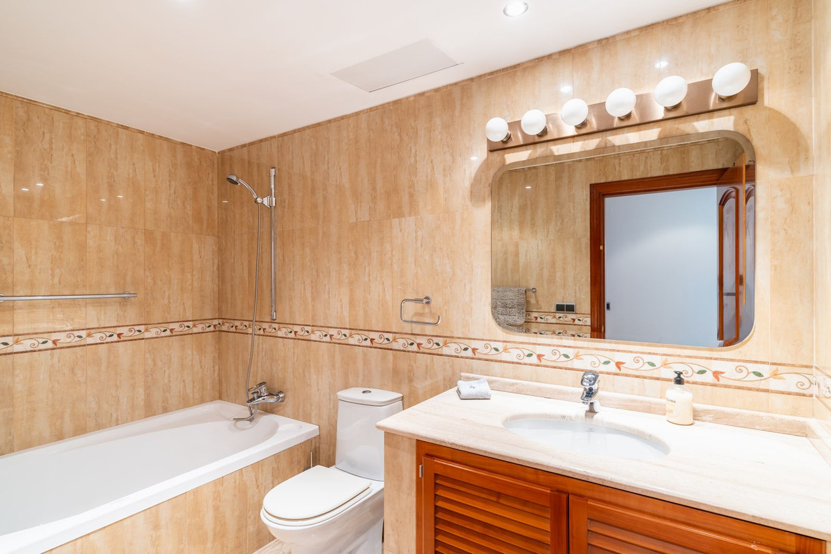 5 Bed Townhouse for sale in Benahavís Costa Del Sol, Málaga, Spain