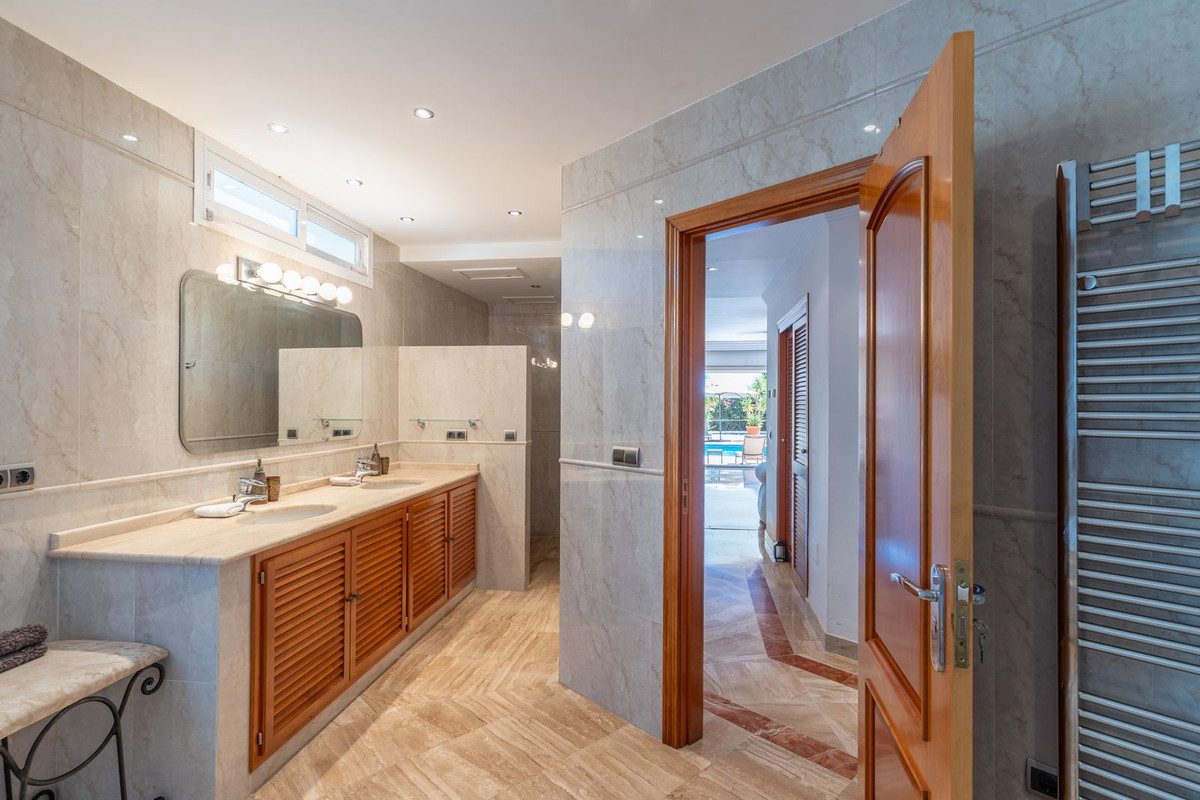 5 Bed Townhouse for sale in Benahavís Costa Del Sol, Málaga, Spain