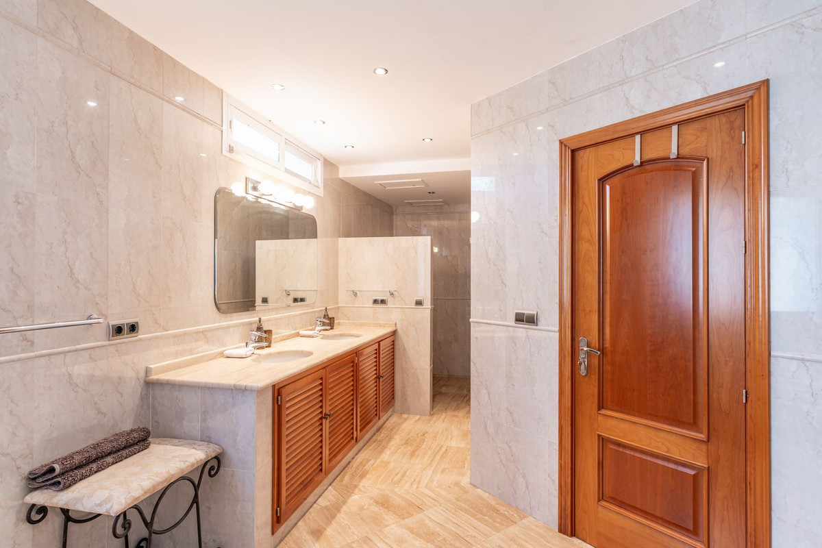 5 Bed Townhouse for sale in Benahavís Costa Del Sol, Málaga, Spain