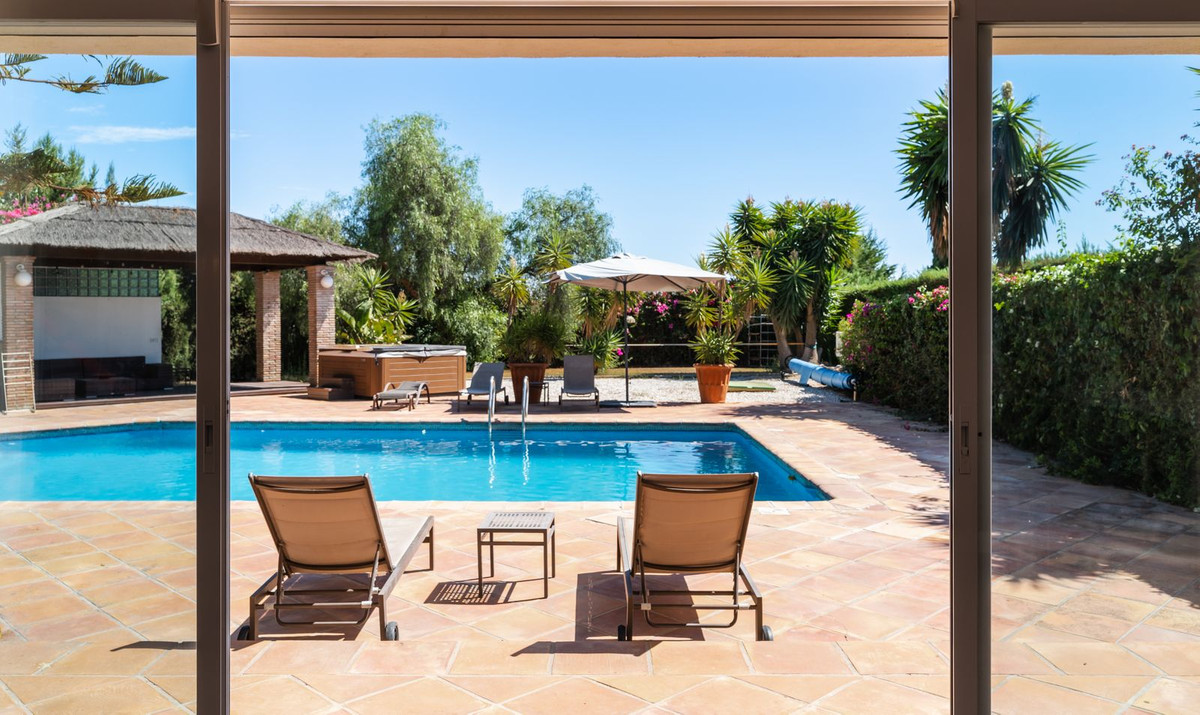 5 Bed Townhouse for sale in Benahavís Costa Del Sol, Málaga, Spain