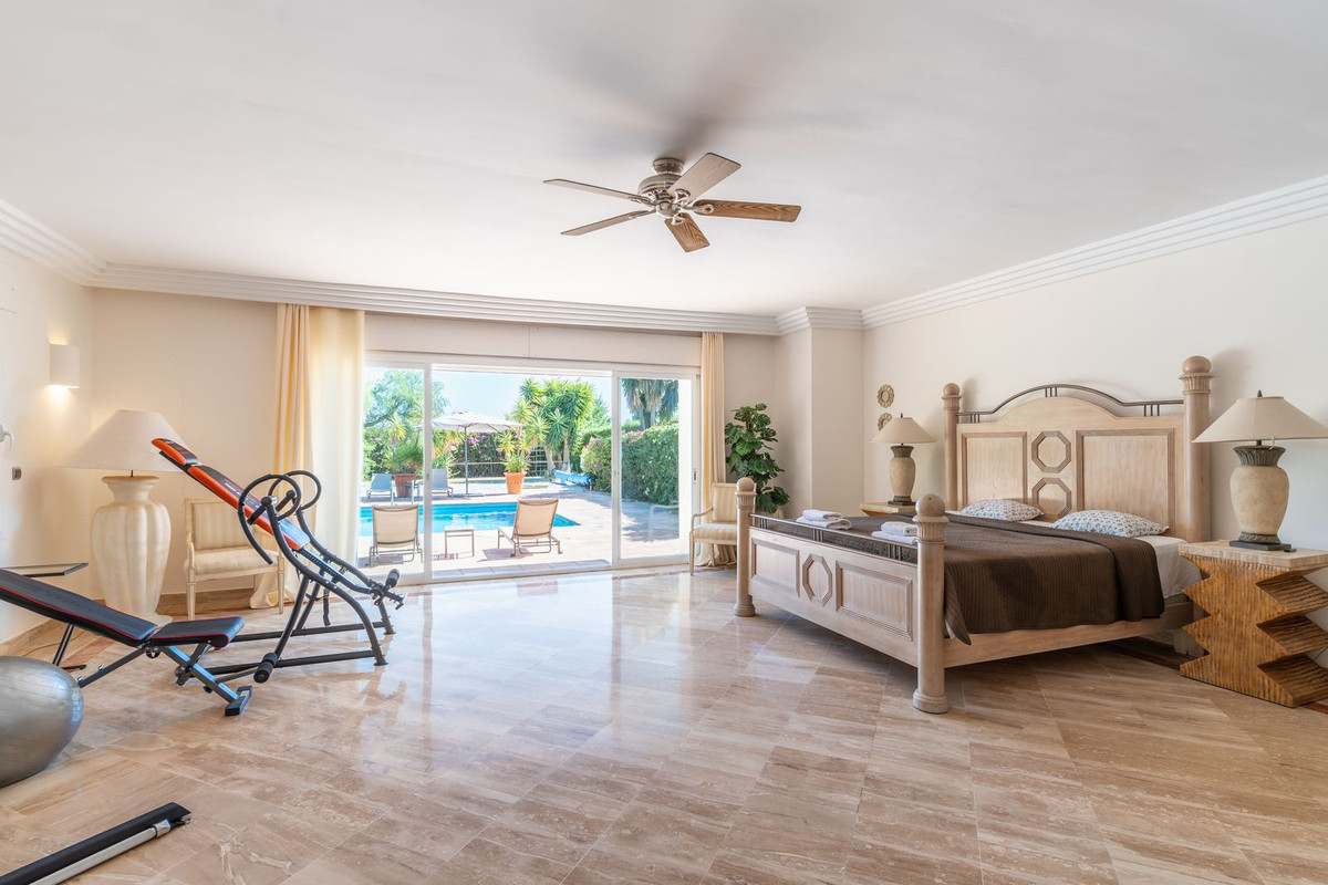 5 Bed Townhouse for sale in Benahavís Costa Del Sol, Málaga, Spain