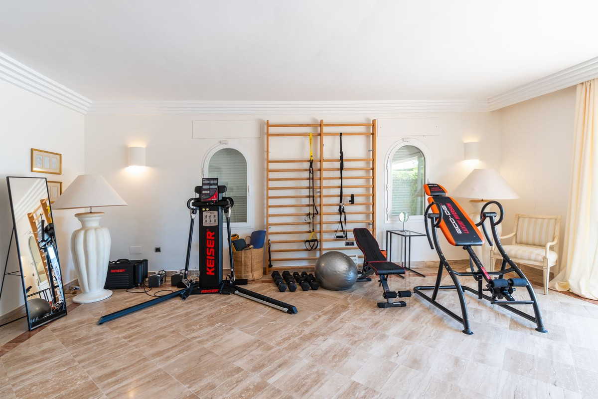 5 Bed Townhouse for sale in Benahavís Costa Del Sol, Málaga, Spain