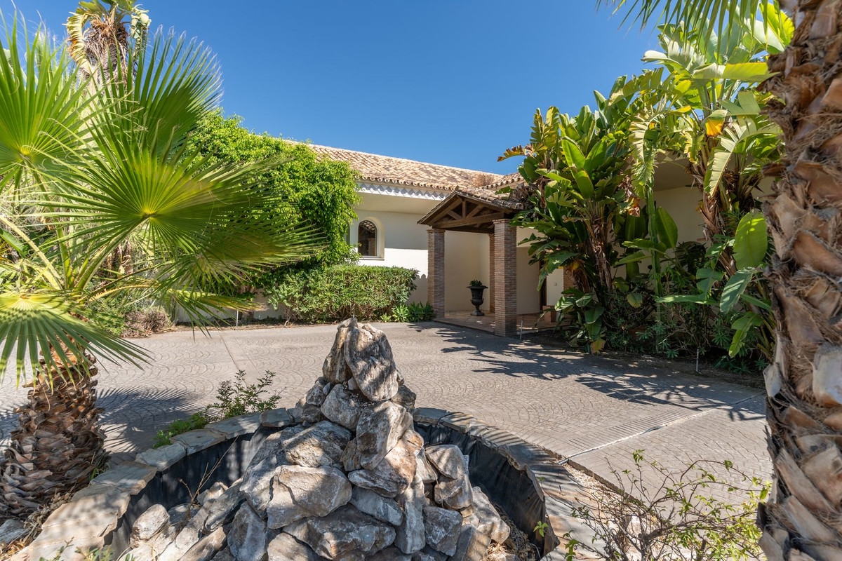 5 Bed Townhouse for sale in Benahavís Costa Del Sol, Málaga, Spain