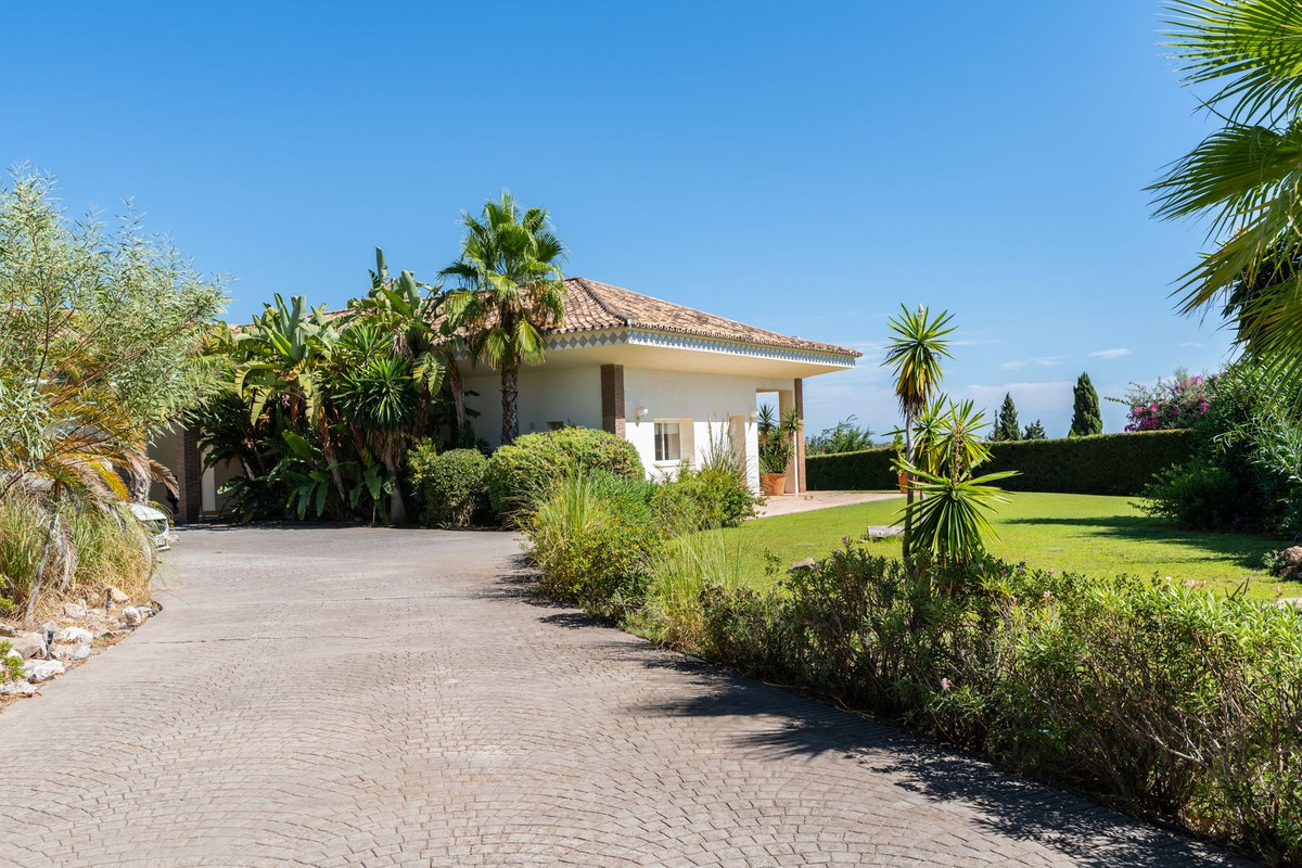 5 Bed Townhouse for sale in Benahavís Costa Del Sol, Málaga, Spain